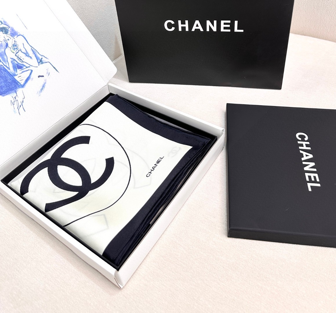   Chanel 25s上新💘💘💘
【18mm顶级真丝双面同色90方巾】
25s春夏方巾设计真的好有突破