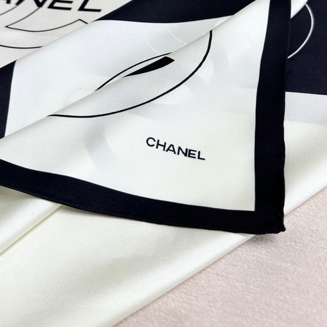   Chanel 25s上新💘💘💘
【18mm顶级真丝双面同色90方巾】
25s春夏方巾设计真的好有突破