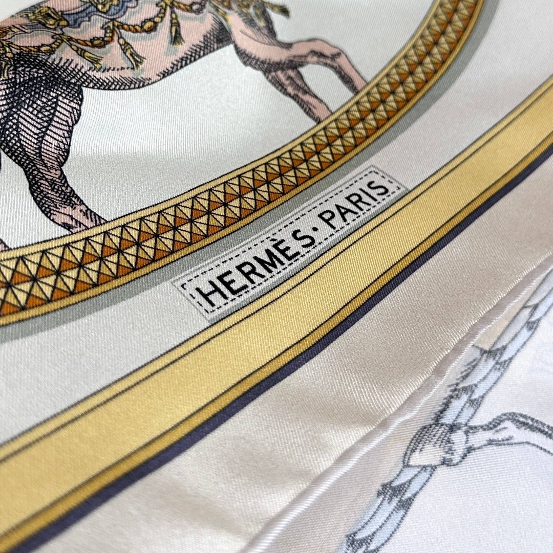  Hermes VIP限定款～～
超级好看的配色
米金色系一直以来都是高贵的感觉
搭配爱马仕经典图案系列