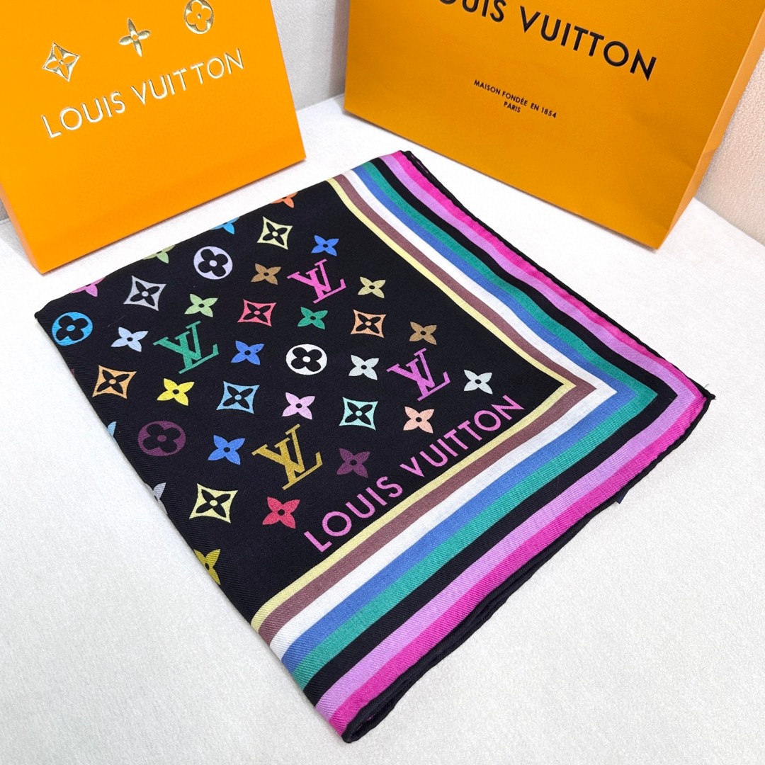 
本款 LV x TM Monogram Multicolor 披肩出自路易威登与知名日本艺术家村上隆的