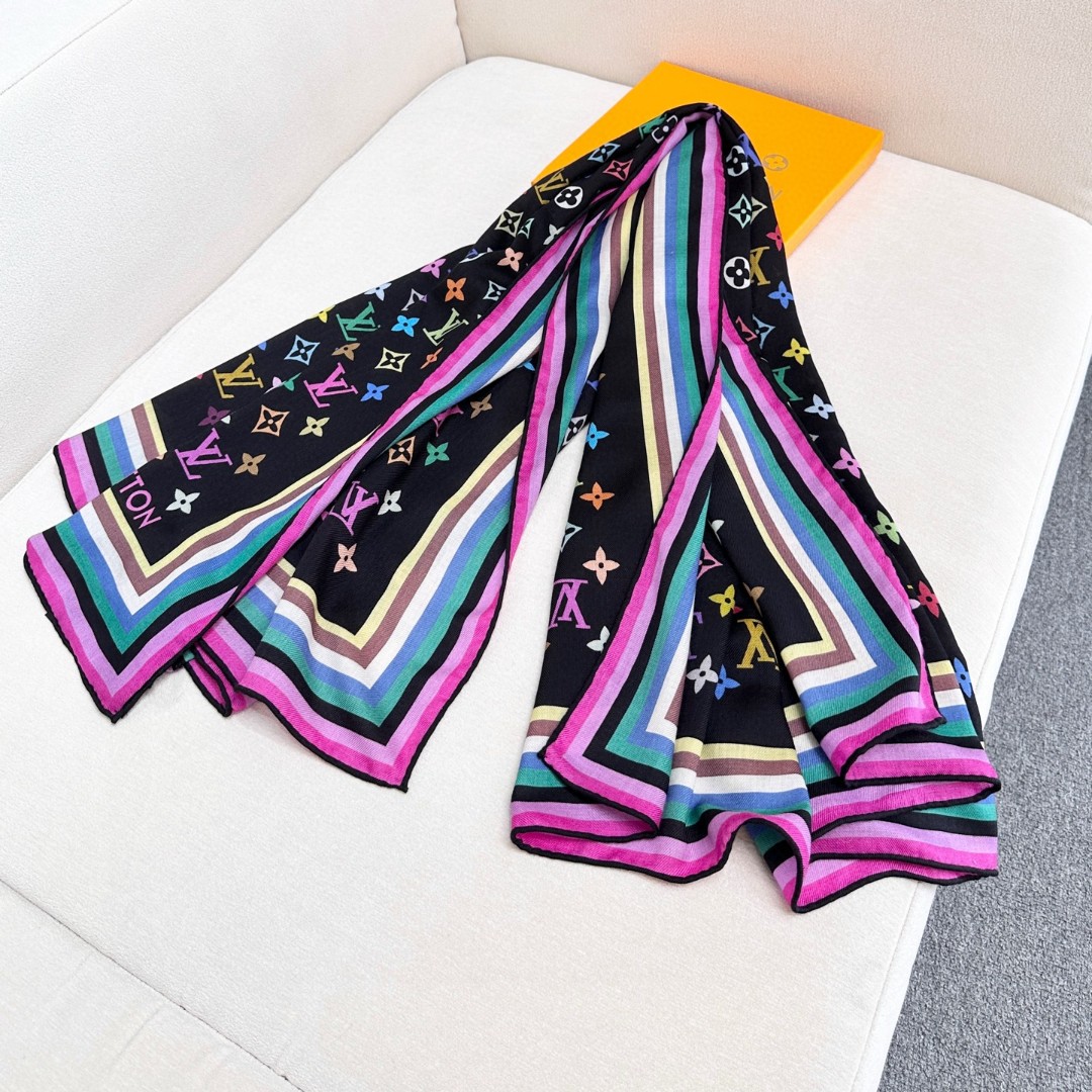 
本款 LV x TM Monogram Multicolor 披肩出自路易威登与知名日本艺术家村上隆的