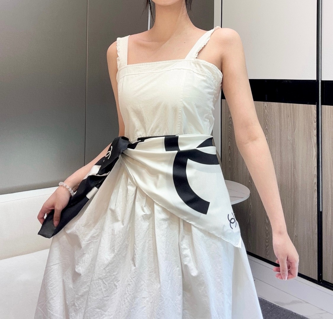   CHA香奈*Chanel最美絲巾
Cha*el春夏裡最喜歡的一條絲巾。90X90真丝
真絲的觸感實在