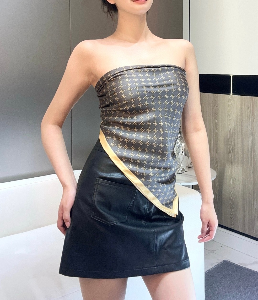   【▪真丝上新🆕……️ 惊艳！😘。披着围着都美的~让人过目不忘！！】Celine这款出来的效果真的，一