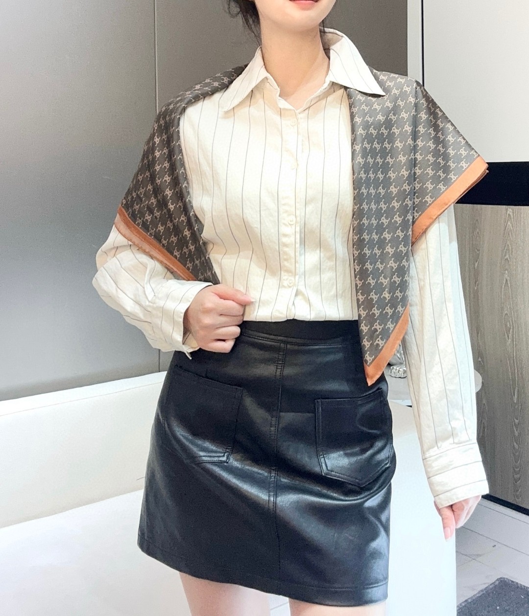   【▪真丝上新🆕……️ 惊艳！😘。披着围着都美的~让人过目不忘！！】Celine这款出来的效果真的，一