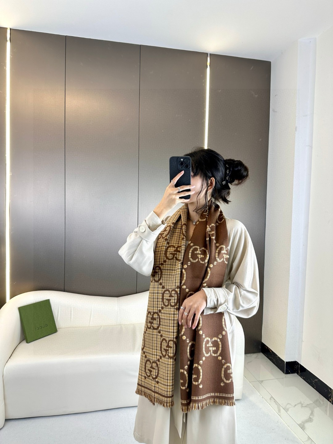  GG图案中的经典王‼️渠道原单正品♥️ 稀有的原标齐全！官网同款货号，配有流苏饰边的精致双面提花羊毛围