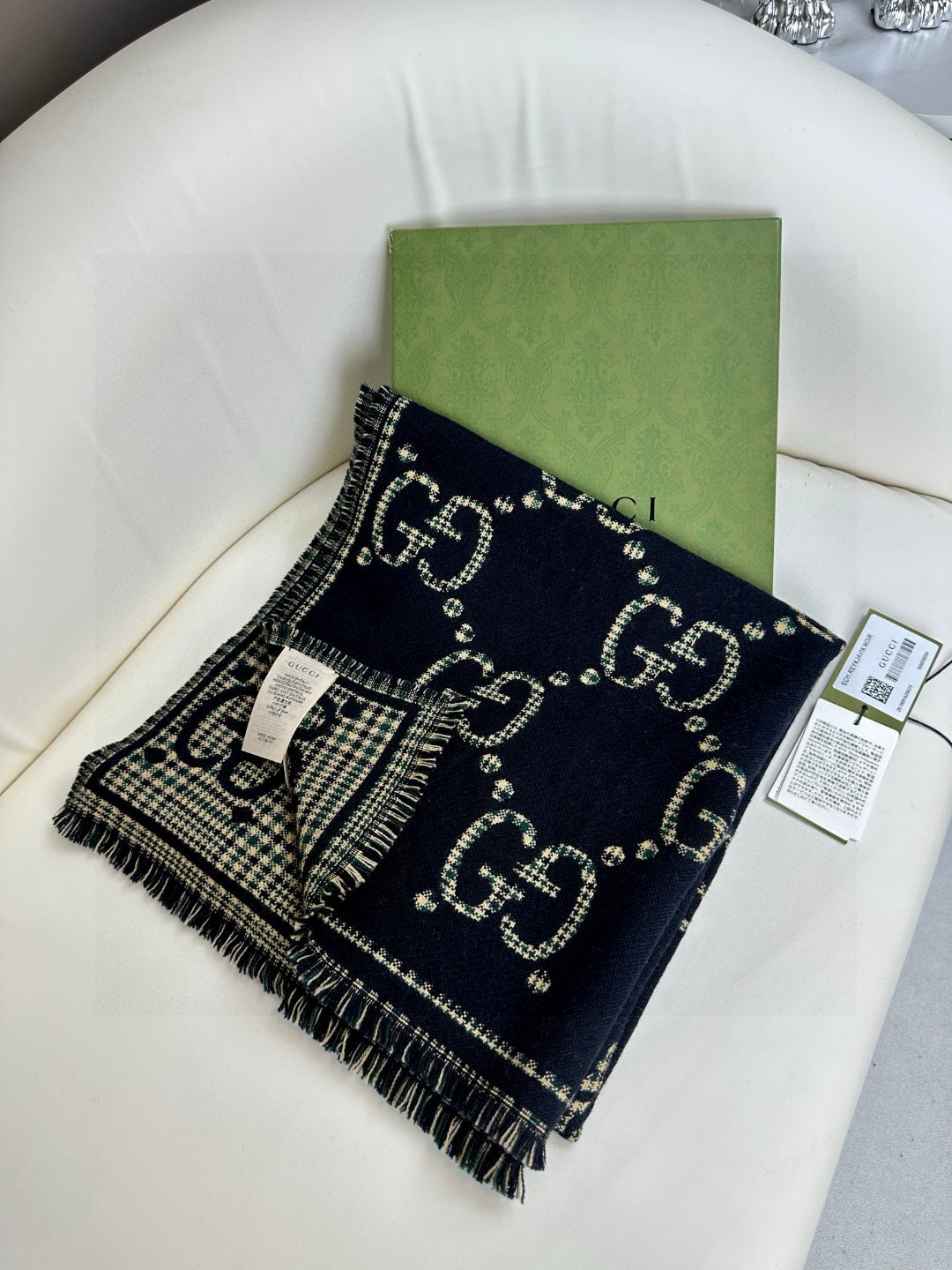 ！GG图案中的经典王‼️渠道原单正品♥️ 稀有的原标齐全！官网同款货号，配有流苏饰边的精致双面提花羊毛围