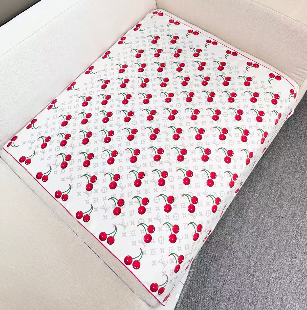     欧阳娜娜同款，专柜一条难求😂极致双面印花！
LV x TM Monogram Cerise 桑蚕