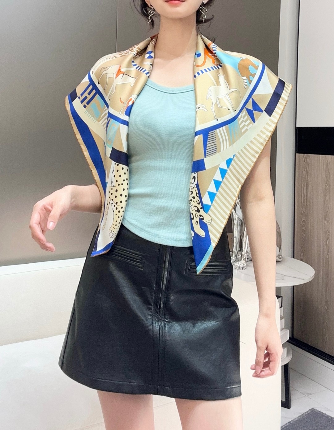  手工丝印工艺！
Hermes 王者之虎的旋转木马90CM 丝巾
在复古风格的马戏帐篷下，一场趣味横生