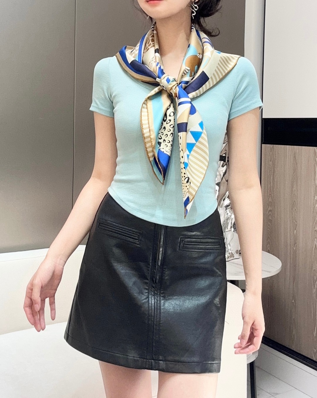   手工丝印工艺！
Hermes 王者之虎的旋转木马90CM 丝巾
在复古风格的马戏帐篷下，一场趣味横生