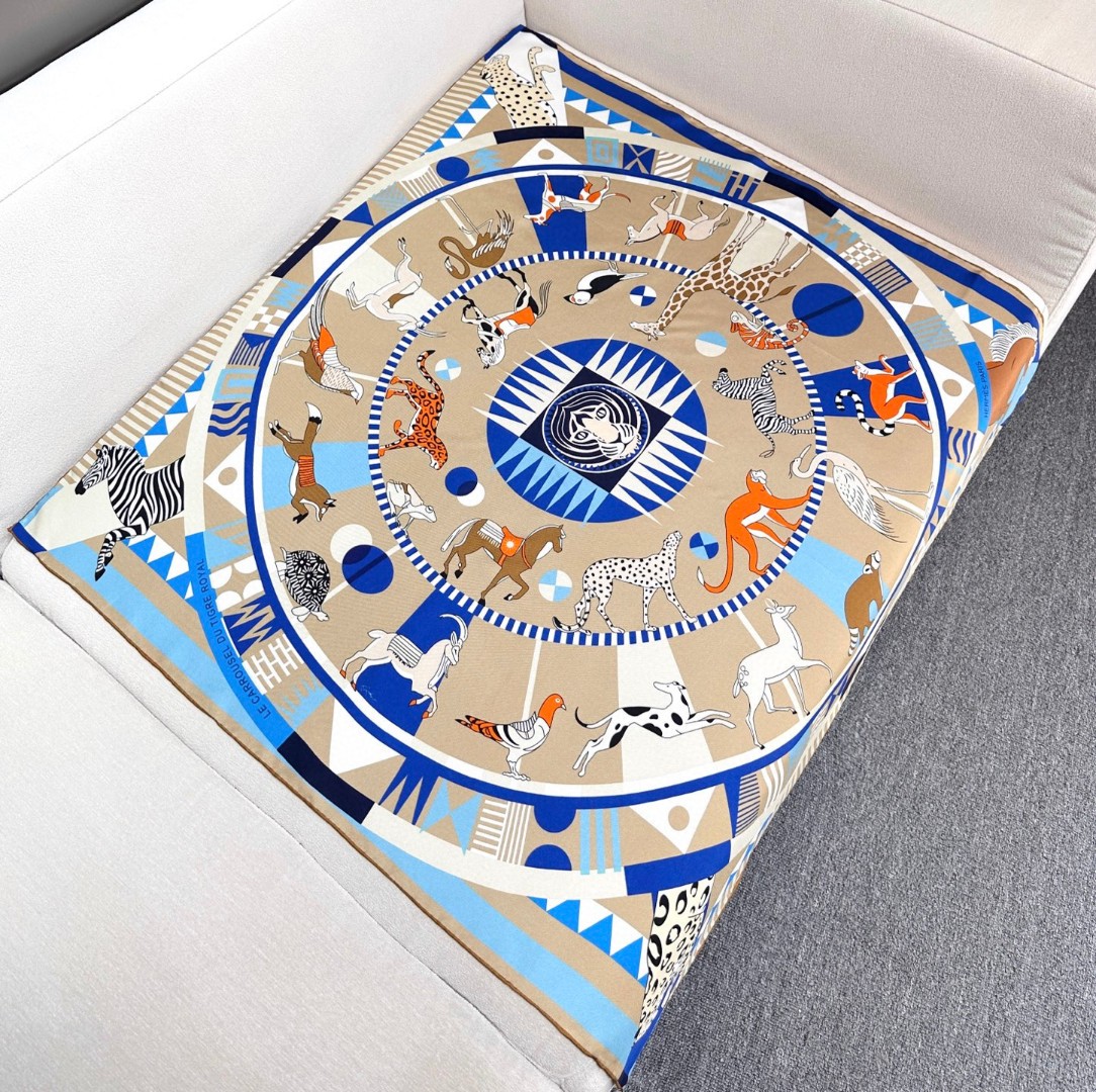   手工丝印工艺！
Hermes 王者之虎的旋转木马90CM 丝巾
在复古风格的马戏帐篷下，一场趣味横生