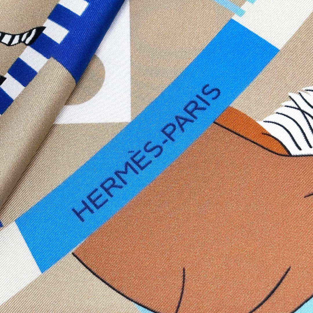   手工丝印工艺！
Hermes 王者之虎的旋转木马90CM 丝巾
在复古风格的马戏帐篷下，一场趣味横生
