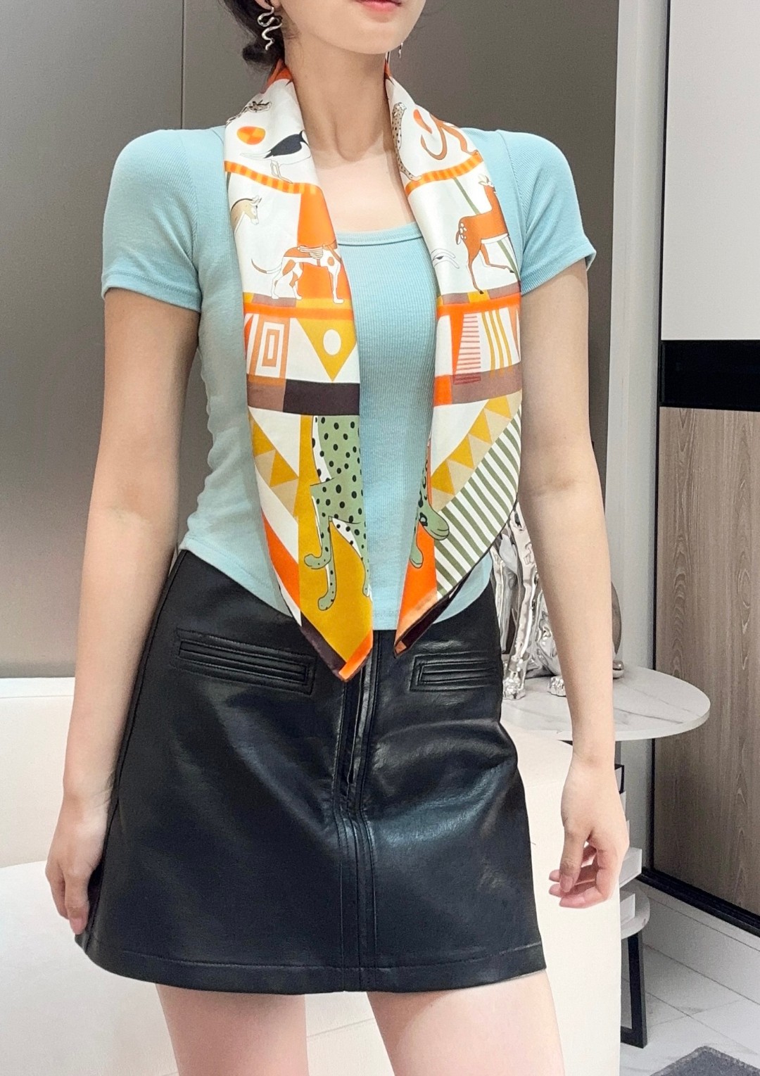   手工丝印工艺！
Hermes 王者之虎的旋转木马90CM 丝巾
在复古风格的马戏帐篷下，一场趣味横生
