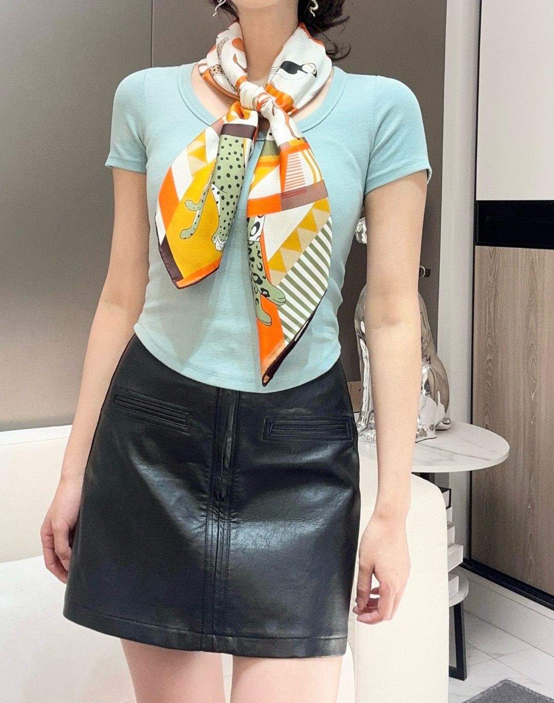   手工丝印工艺！
Hermes 王者之虎的旋转木马90CM 丝巾
在复古风格的马戏帐篷下，一场趣味横生