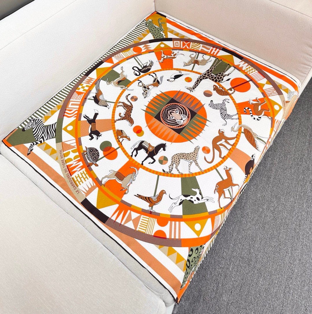   手工丝印工艺！
Hermes 王者之虎的旋转木马90CM 丝巾
在复古风格的马戏帐篷下，一场趣味横生