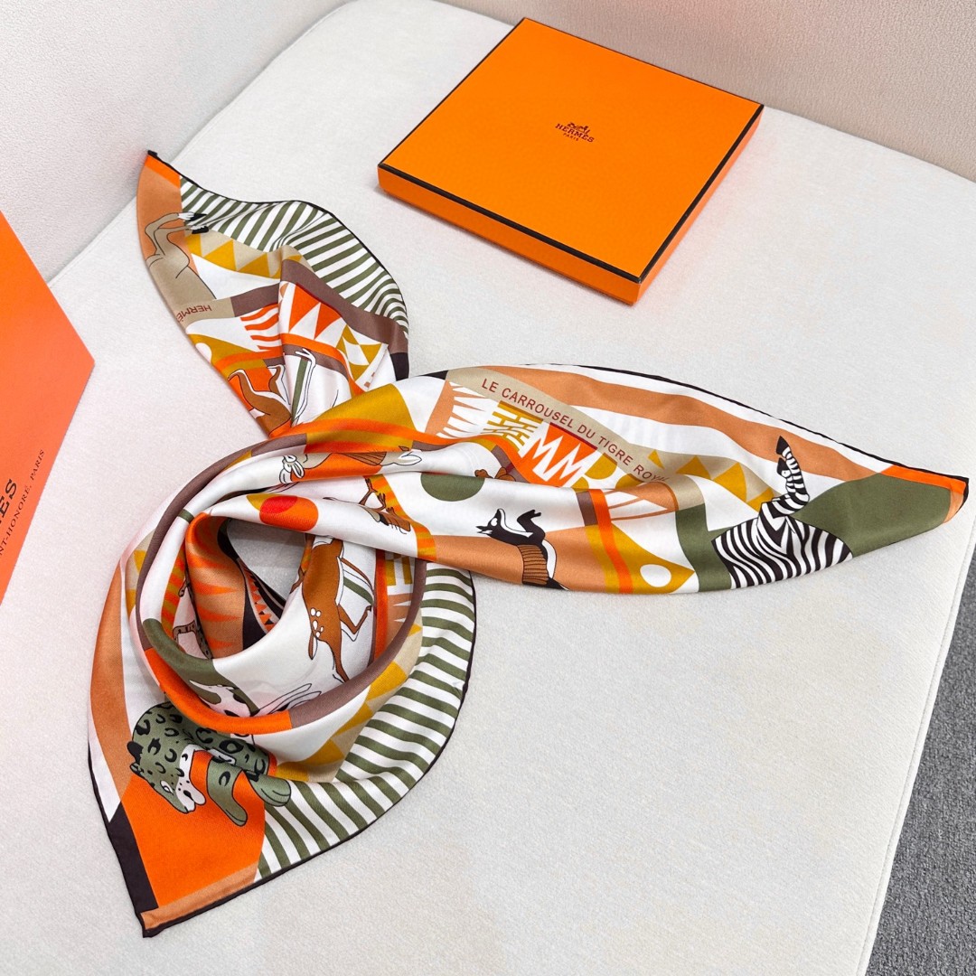   手工丝印工艺！
Hermes 王者之虎的旋转木马90CM 丝巾
在复古风格的马戏帐篷下，一场趣味横生