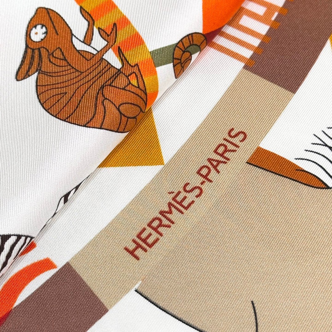   手工丝印工艺！
Hermes 王者之虎的旋转木马90CM 丝巾
在复古风格的马戏帐篷下，一场趣味横生