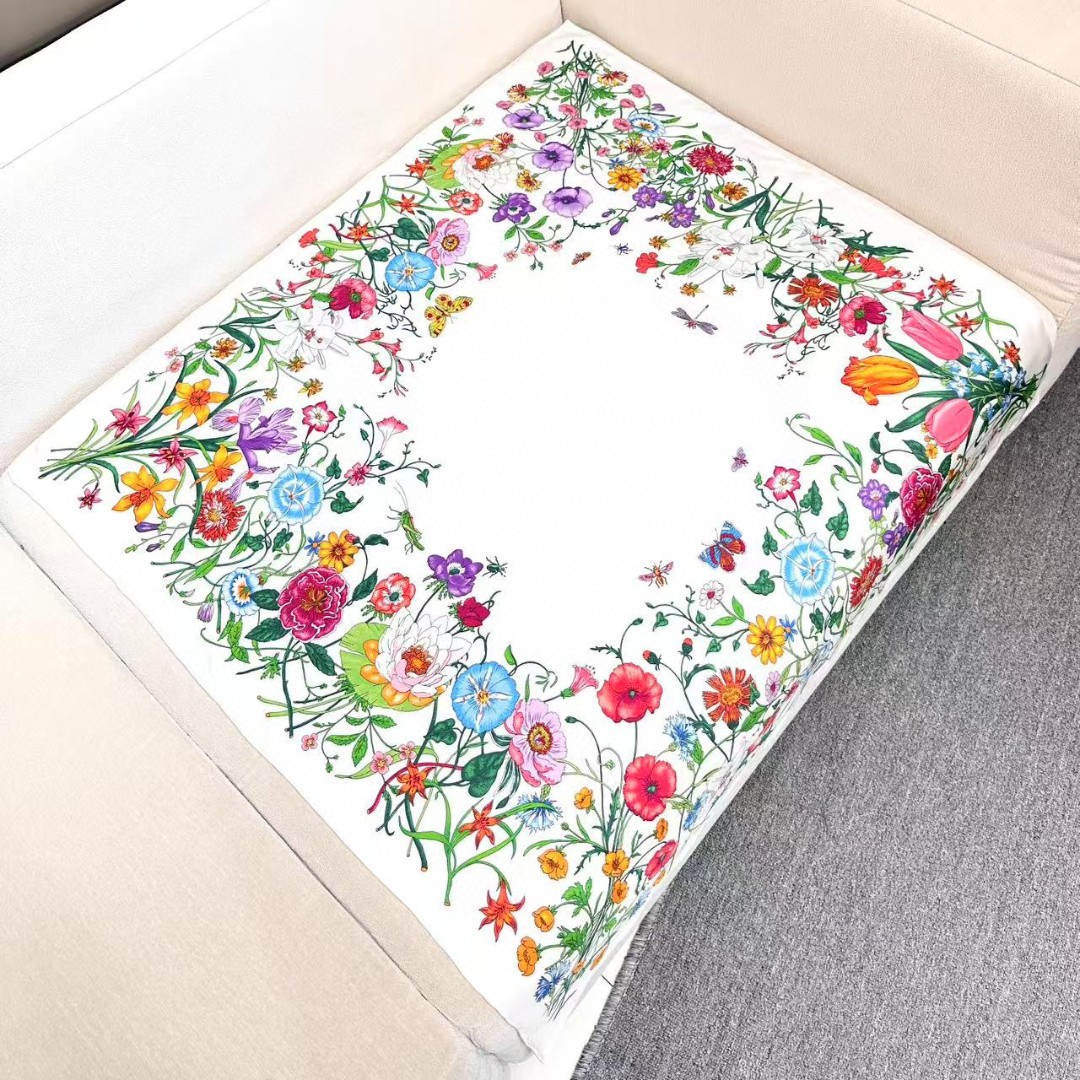 
品名  经典花卉
面料：真丝
尺寸：90*90
颜色黑色 白色
经典花卉印花一如既往为新推系列注入浪漫