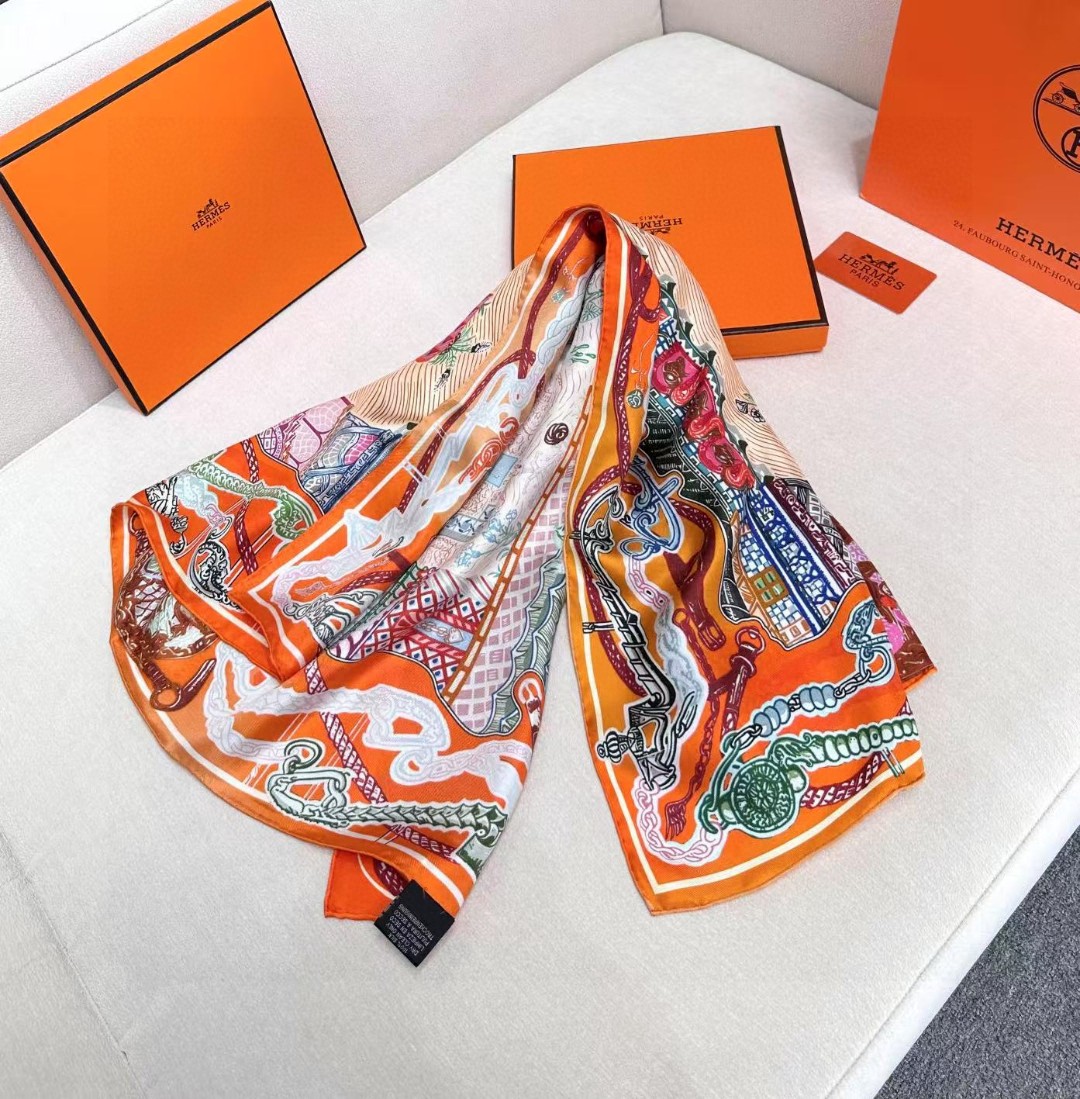 。丝巾大探险”90厘米方巾-Hermes～
手工卷边斜纹真丝方巾（100%桑蚕丝）。
这款爱马仕点睛配饰