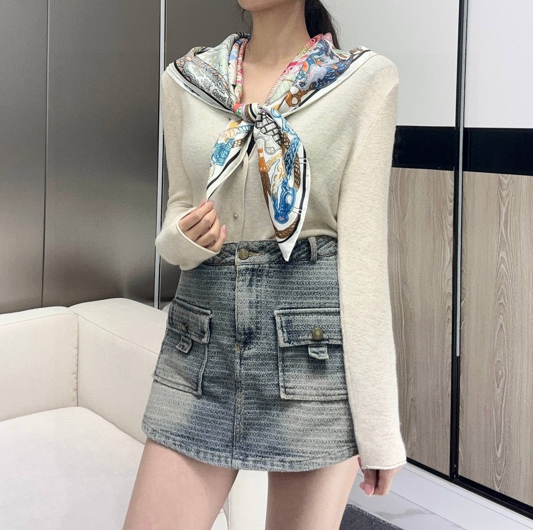 。丝巾大探险”90厘米方巾-Hermes～
手工卷边斜纹真丝方巾（100%桑蚕丝）。
这款爱马仕点睛配饰
