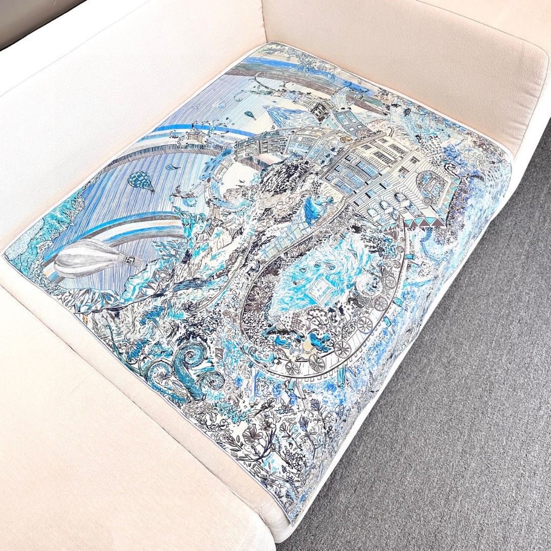   “翱翔福宝之梦”90方巾～18mm顶级真丝双面印花
手工卷边斜纹真丝方巾（100%桑蚕丝）。
这款爱
