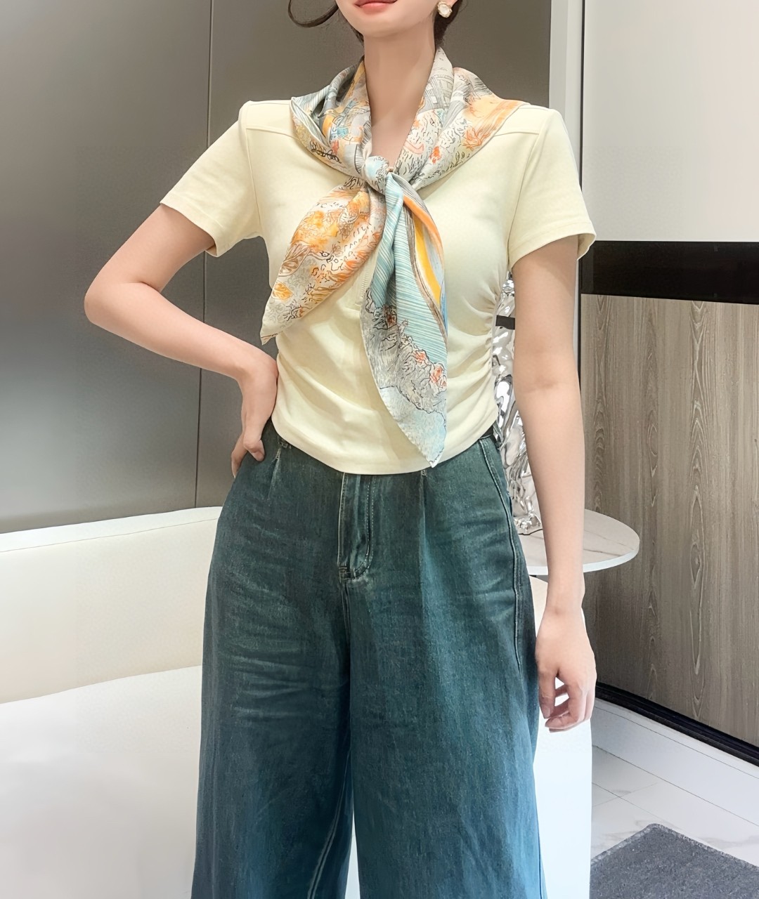   “翱翔福宝之梦”90方巾～18mm顶级真丝双面印花
手工卷边斜纹真丝方巾（100%桑蚕丝）。
这款爱