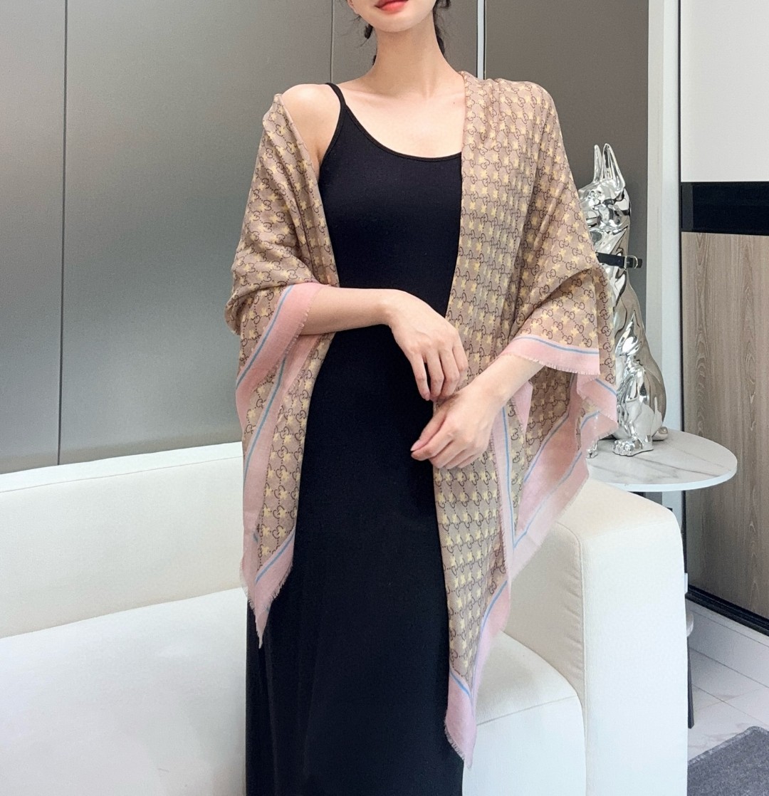 【GG马衔扣羊绒方巾140】羊绒方巾，采用经典GG图案搭配黄色马衔扣印花和纯色镶边，尽显大方优雅的气质。