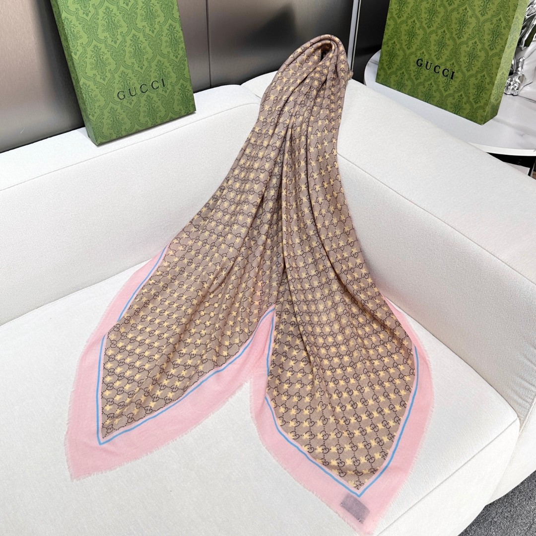 【GG马衔扣羊绒方巾140】羊绒方巾，采用经典GG图案搭配黄色马衔扣印花和纯色镶边，尽显大方优雅的气质。