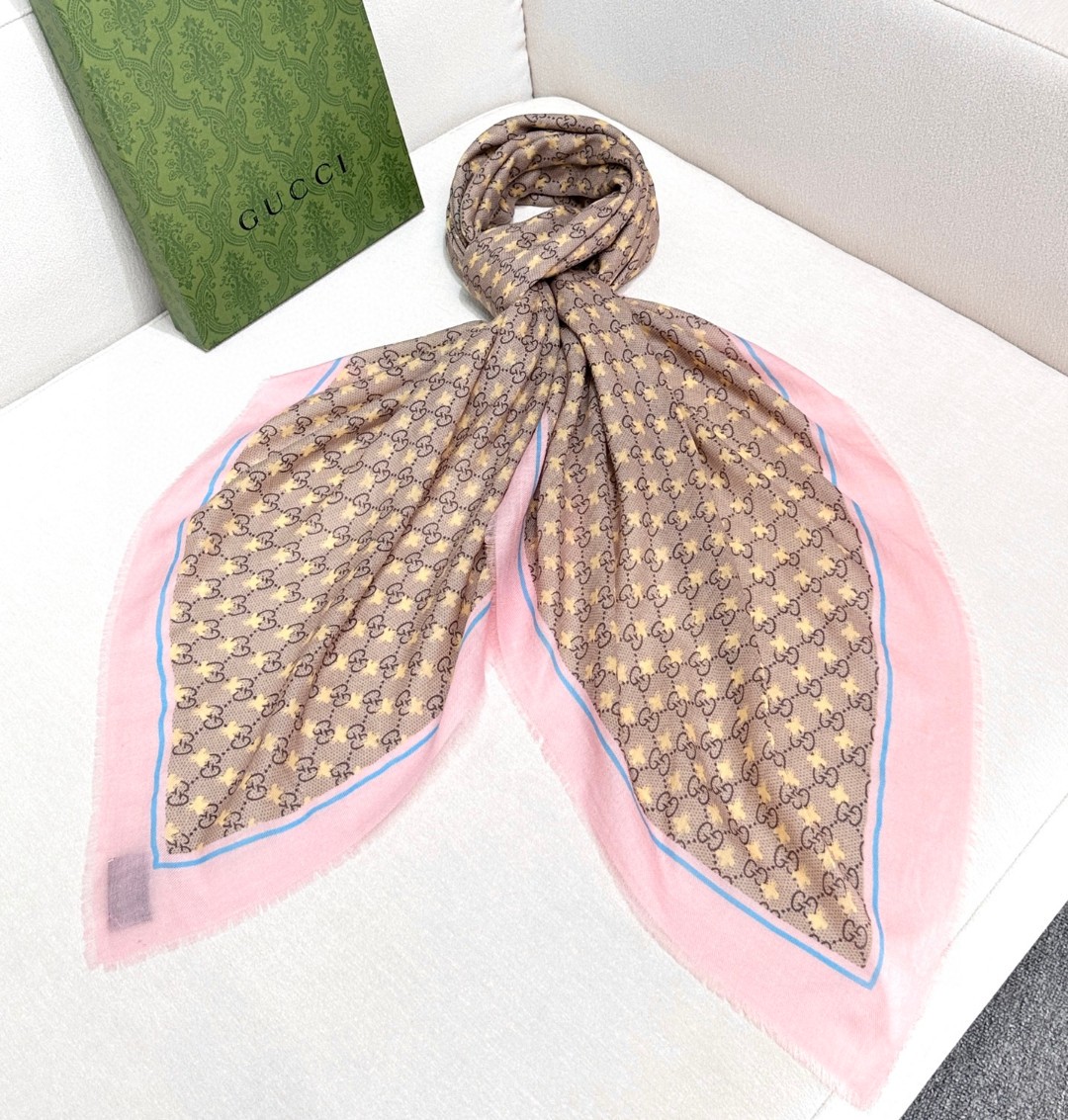 【GG马衔扣羊绒方巾140】羊绒方巾，采用经典GG图案搭配黄色马衔扣印花和纯色镶边，尽显大方优雅的气质。