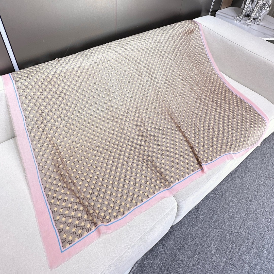 【GG马衔扣羊绒方巾140】羊绒方巾，采用经典GG图案搭配黄色马衔扣印花和纯色镶边，尽显大方优雅的气质。