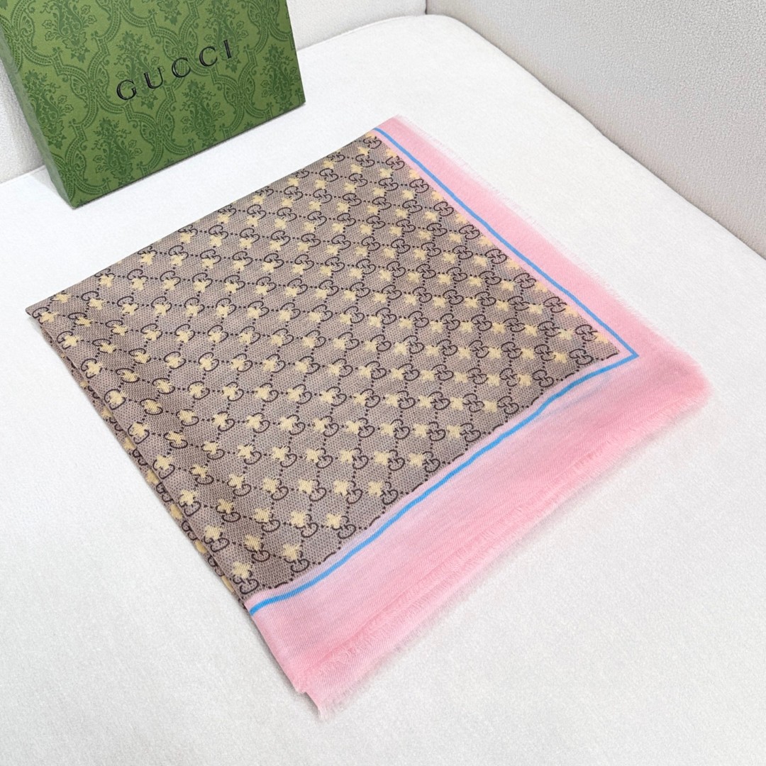 【GG马衔扣羊绒方巾140】羊绒方巾，采用经典GG图案搭配黄色马衔扣印花和纯色镶边，尽显大方优雅的气质。