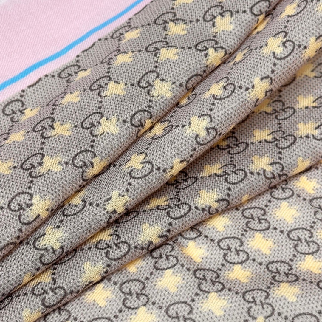 【GG马衔扣羊绒方巾140】羊绒方巾，采用经典GG图案搭配黄色马衔扣印花和纯色镶边，尽显大方优雅的气质。