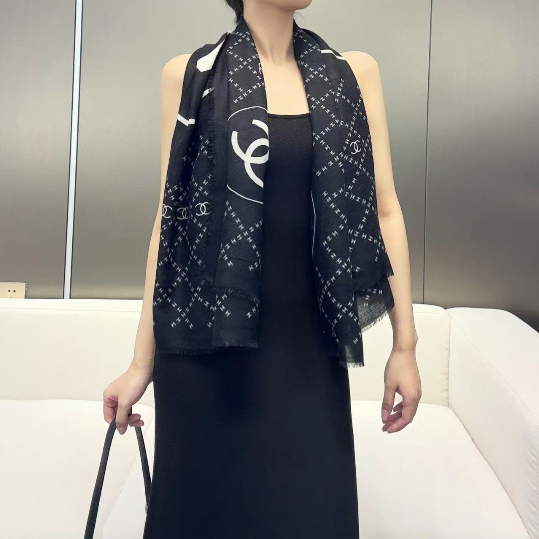 NO:342097,High-quality CHANE fragrant grandma series counter latest synchronization!  This series has been dyed in the counter quality, cleaned and processed directly after the first process, maintaining the original smooth and shiny color, as thin as a cicada's wing, as faint as a baby's skin! It is tender and smooth, super luxurious, and the feel is natural and delicate. A real luxury!  All cashmere 140:140!  High-version scarf, high-version scarf, chanel19860909高品质 CHANE香奶奶 系列专柜最新同步！本系列经过专柜品质染色,首道工序清洗后直接加工,保持了原生态的柔顺亮泽,薄如蝉翼若隐若现就像婴儿的肌肤!幼嫩绵滑,超级奢华,手感自然细腻到不行.真正的奢侈品！全羊绒140:140！高版本围巾,高版本围巾,chanel,scarf