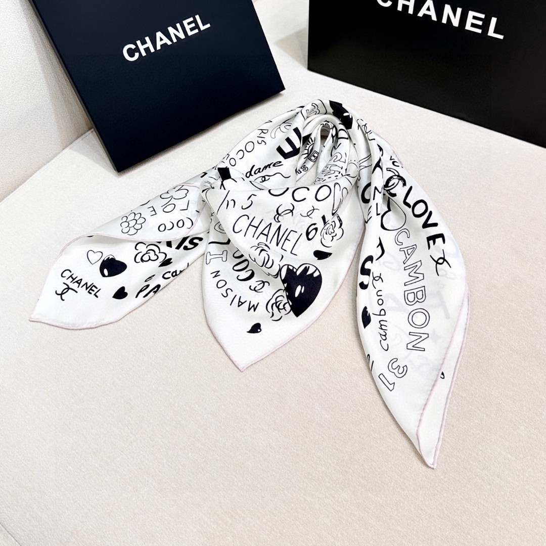 
撒狗粮系列！！Love,真情永在！
🖤一条印有chanel小姐的爱物与品牌的字母Logo交织图案巧妙搭