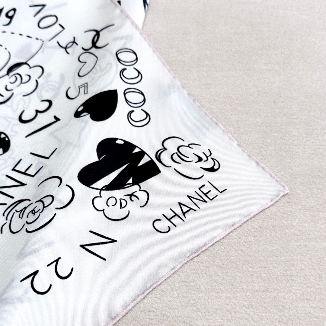 
撒狗粮系列！！Love,真情永在！
🖤一条印有chanel小姐的爱物与品牌的字母Logo交织图案巧妙搭