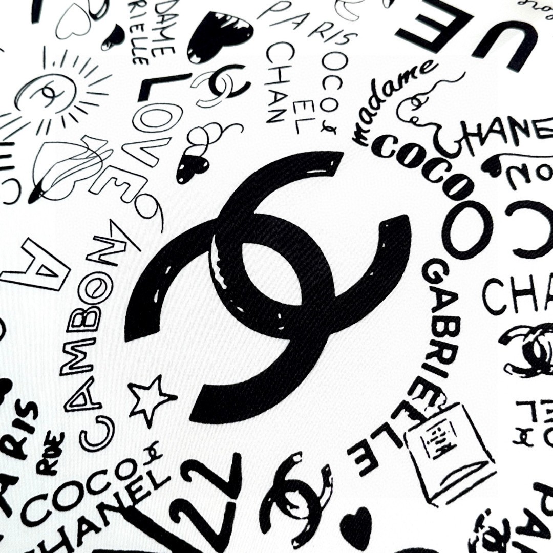 
撒狗粮系列！！Love,真情永在！
🖤一条印有chanel小姐的爱物与品牌的字母Logo交织图案巧妙搭
