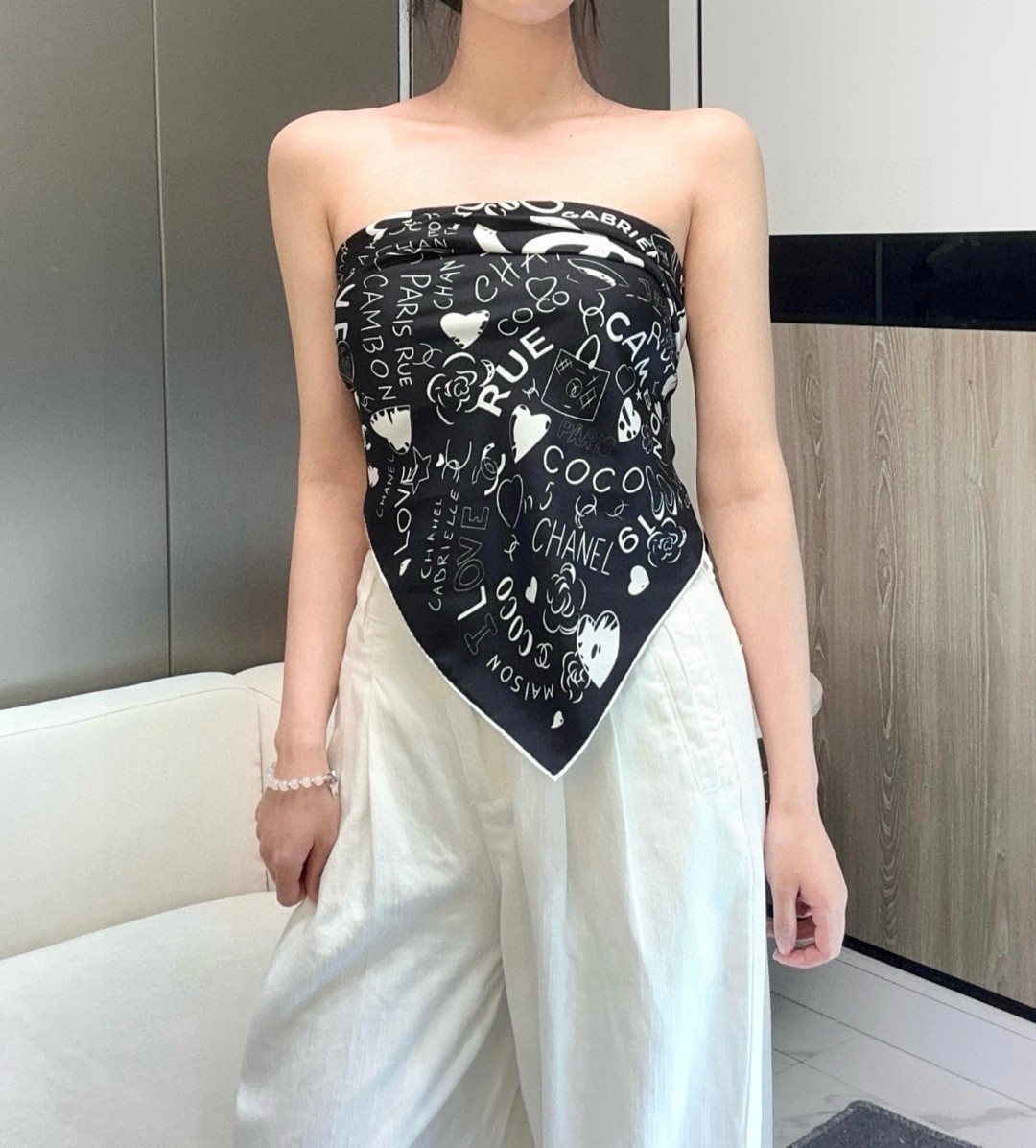 
撒狗粮系列！！Love,真情永在！
🖤一条印有chanel小姐的爱物与品牌的字母Logo交织图案巧妙搭
