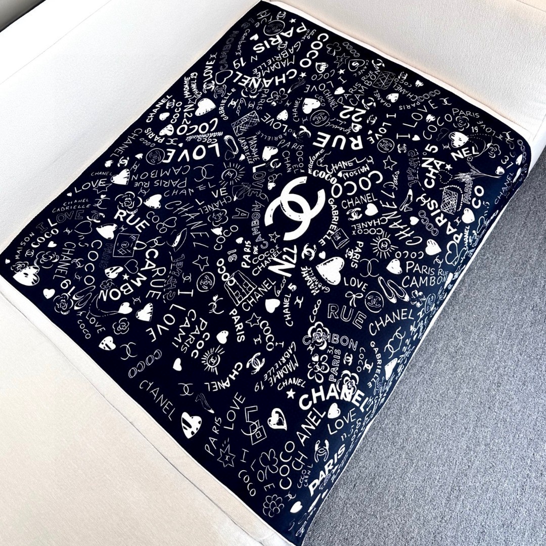
撒狗粮系列！！Love,真情永在！
🖤一条印有chanel小姐的爱物与品牌的字母Logo交织图案巧妙搭