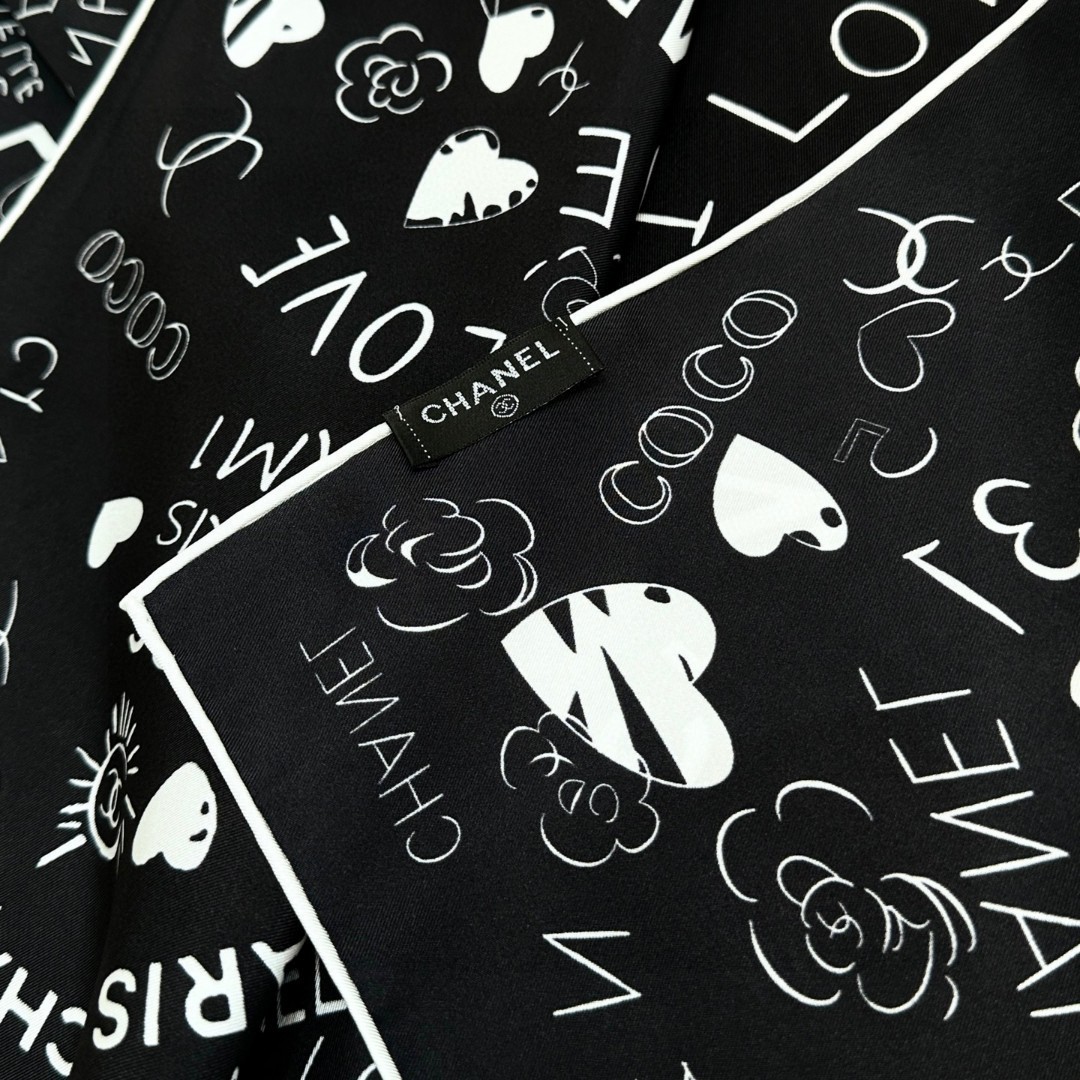 
撒狗粮系列！！Love,真情永在！
🖤一条印有chanel小姐的爱物与品牌的字母Logo交织图案巧妙搭