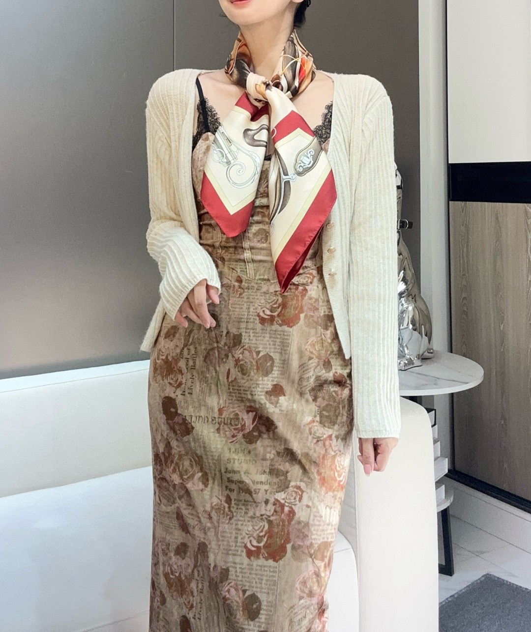  “弩式牵引马具”90典藏方巾
【18mm顶级真丝双面同色印花】手工卷边斜纹真丝方巾（100%桑蚕丝）。