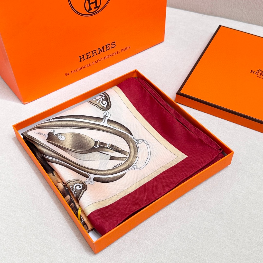  “弩式牵引马具”90典藏方巾
【18mm顶级真丝双面同色印花】手工卷边斜纹真丝方巾（100%桑蚕丝）。