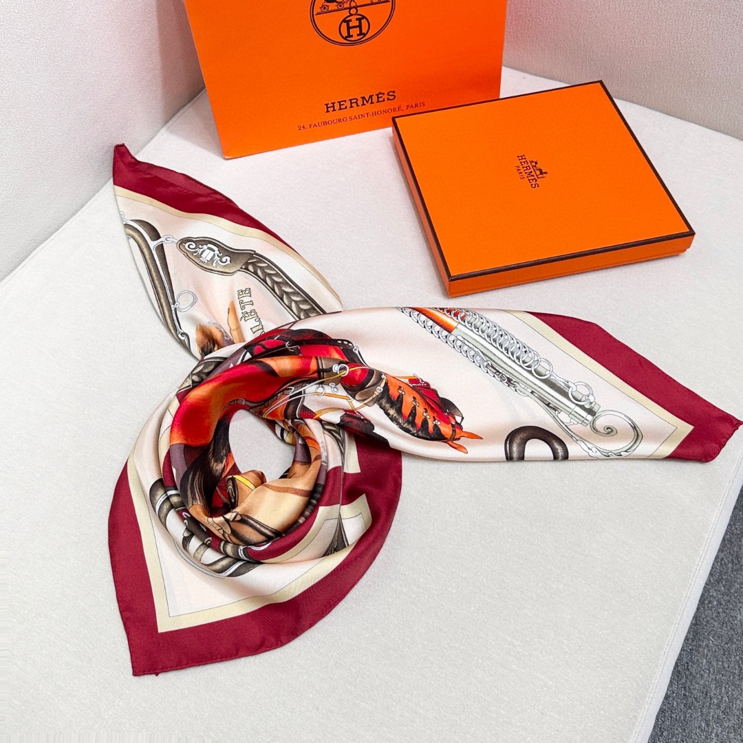  “弩式牵引马具”90典藏方巾
【18mm顶级真丝双面同色印花】手工卷边斜纹真丝方巾（100%桑蚕丝）。