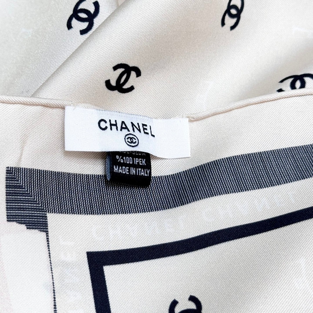 
𝐂𝐡𝐚𝐧𝐞𝐥 • 25𝑷《蝴蝶结方巾》黑粉色 𝐆𝐃同款😍
Size：90x90cm 100%真丝 18