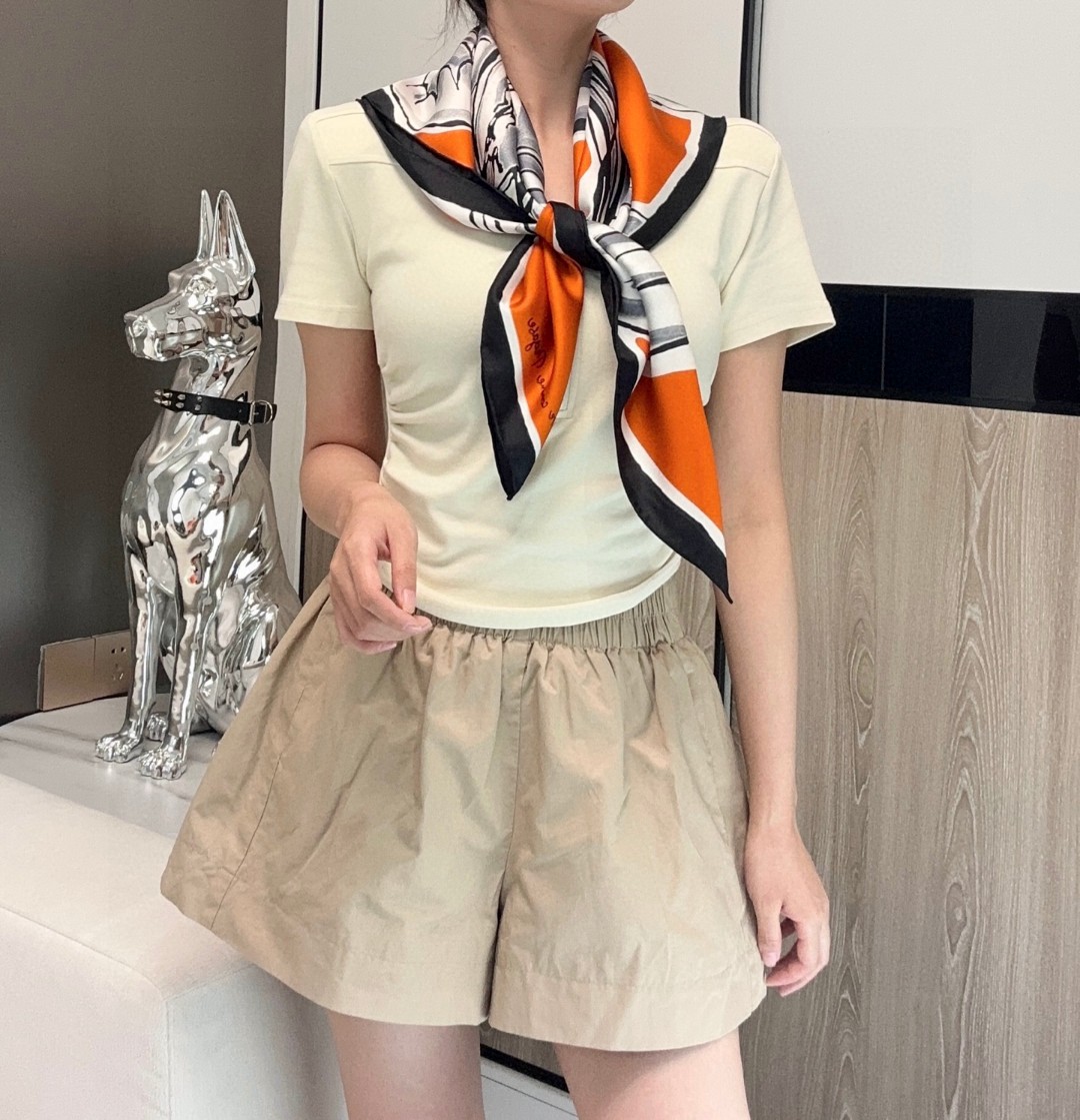 。自由飞马”18mm顶级真丝双面同色90方巾～Hermes 手工卷边斜纹真丝方巾（100%桑蚕丝）。这款