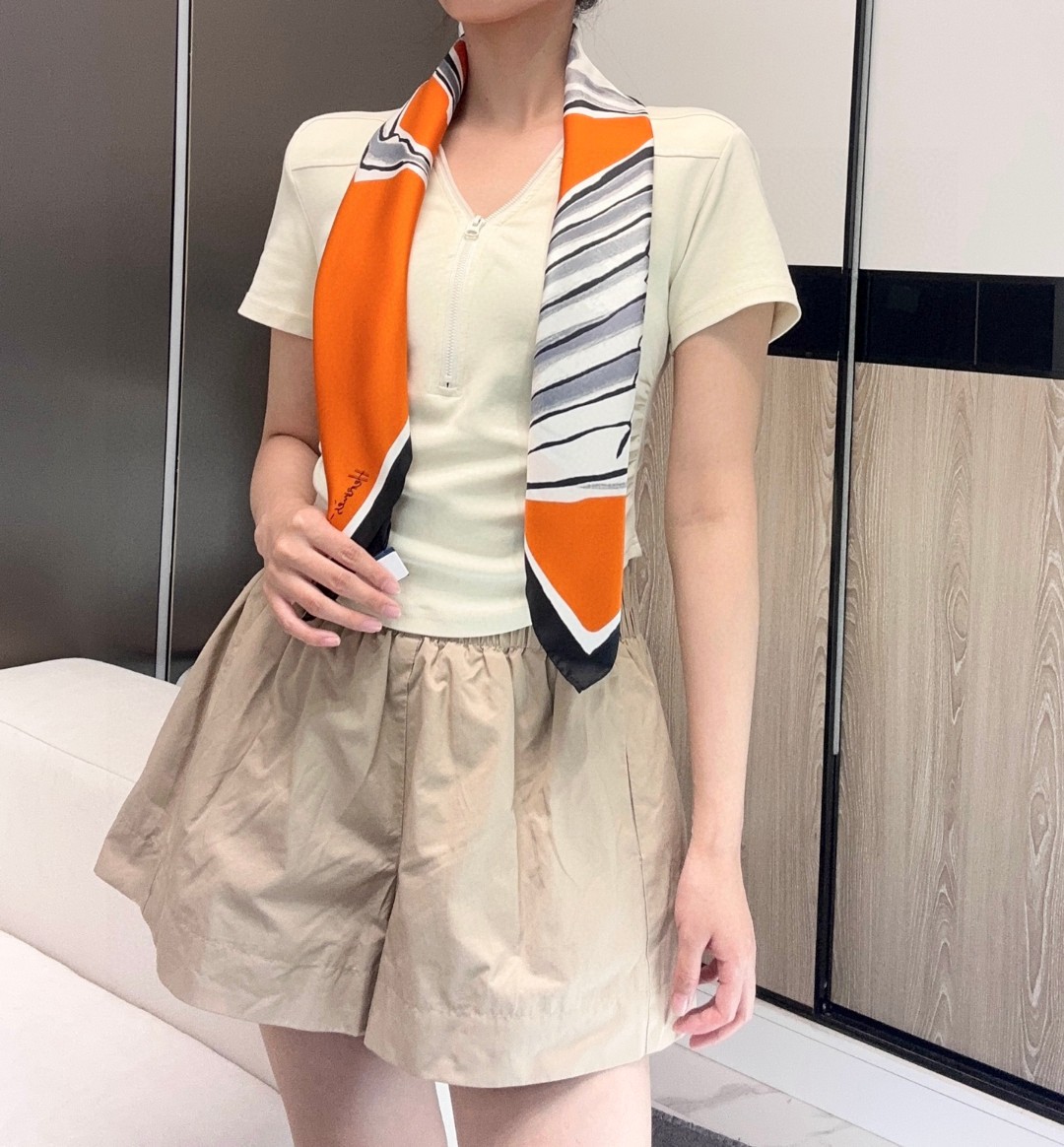 。自由飞马”18mm顶级真丝双面同色90方巾～Hermes 手工卷边斜纹真丝方巾（100%桑蚕丝）。这款