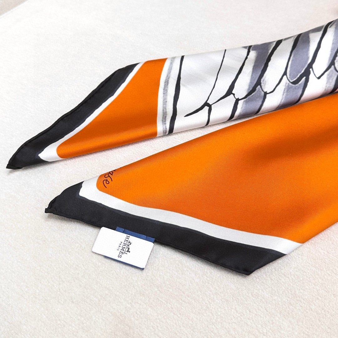 。自由飞马”18mm顶级真丝双面同色90方巾～Hermes 手工卷边斜纹真丝方巾（100%桑蚕丝）。这款