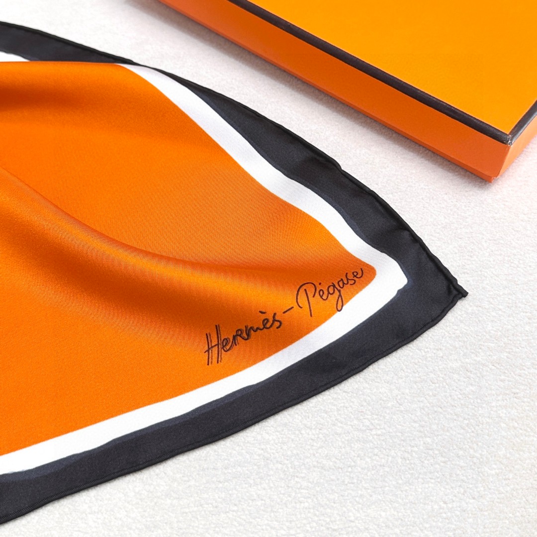 。自由飞马”18mm顶级真丝双面同色90方巾～Hermes 手工卷边斜纹真丝方巾（100%桑蚕丝）。这款