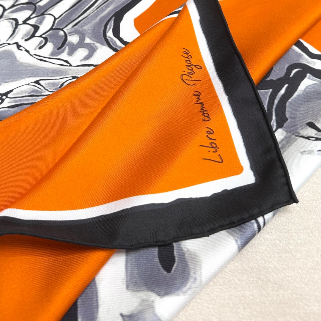 。自由飞马”18mm顶级真丝双面同色90方巾～Hermes 手工卷边斜纹真丝方巾（100%桑蚕丝）。这款