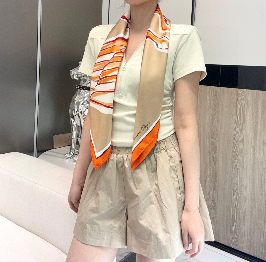 。自由飞马”18mm顶级真丝双面同色90方巾～Hermes 手工卷边斜纹真丝方巾（100%桑蚕丝）。这款