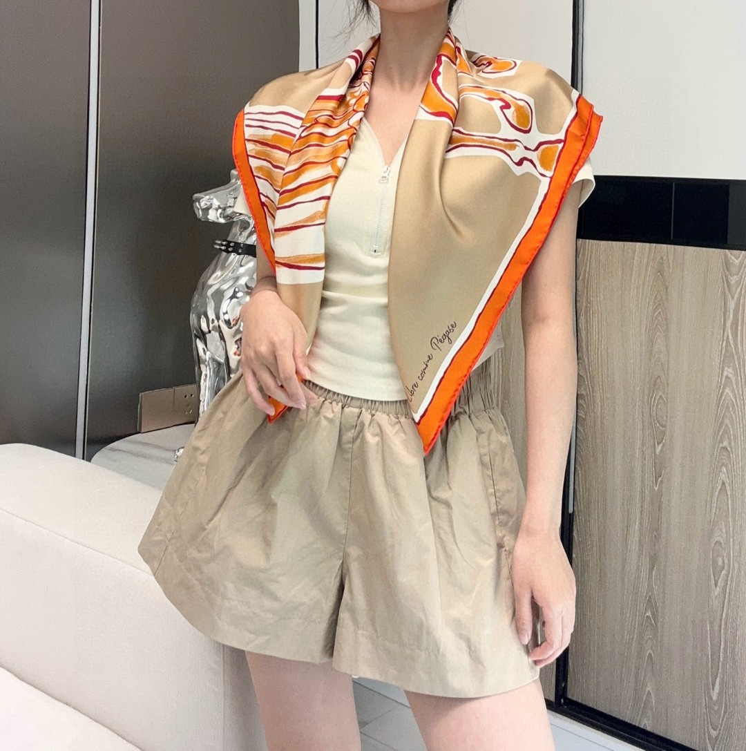 。自由飞马”18mm顶级真丝双面同色90方巾～Hermes 手工卷边斜纹真丝方巾（100%桑蚕丝）。这款