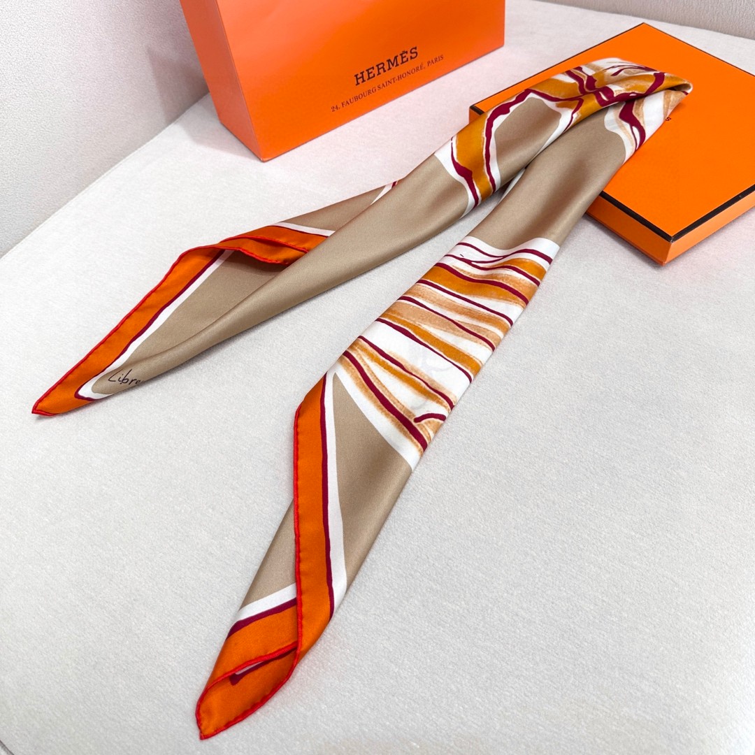 。自由飞马”18mm顶级真丝双面同色90方巾～Hermes 手工卷边斜纹真丝方巾（100%桑蚕丝）。这款